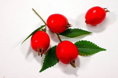 新鲜的红色浆果与绿叶背景, 在白色表上的宏。健康食品