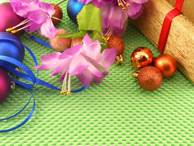 美丽的鲜花，礼物和圣诞球在绿色背景上