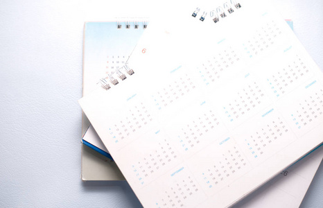 白色色调上的蓝色蓝色日历模糊。规划理念