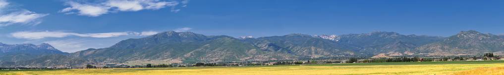 从犹他州希全景景观, 在瓦萨奇前洛矶山脉 Timpanogos 附近的鹿溪水库的背面的看法, Cloudscape。犹他州, 美