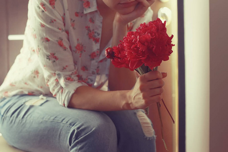 花花束的女人, 给女人的礼物, 春天的花朵