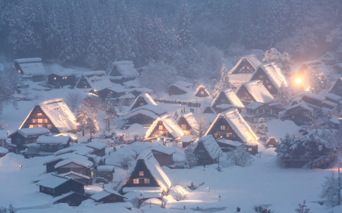 白川乡亮与降雪图片