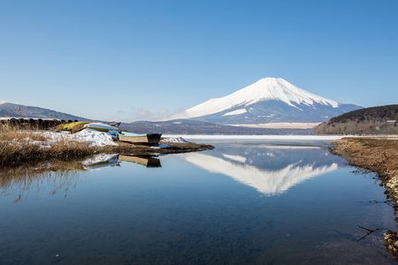 富士山在冰的山中湖