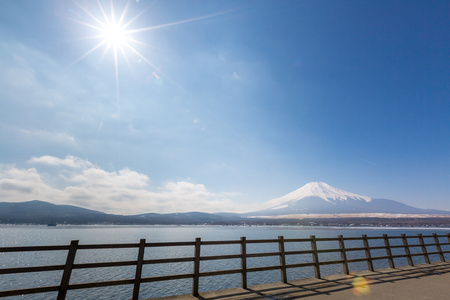 富士山在冰的山中湖