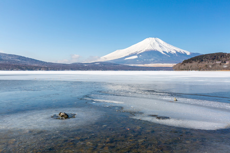 富士山在冰的山中湖