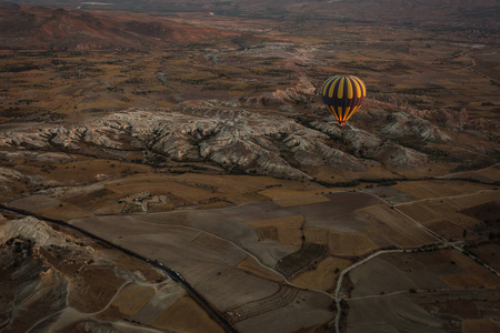 从卡帕多西亚山谷上方的气球观看。土耳其