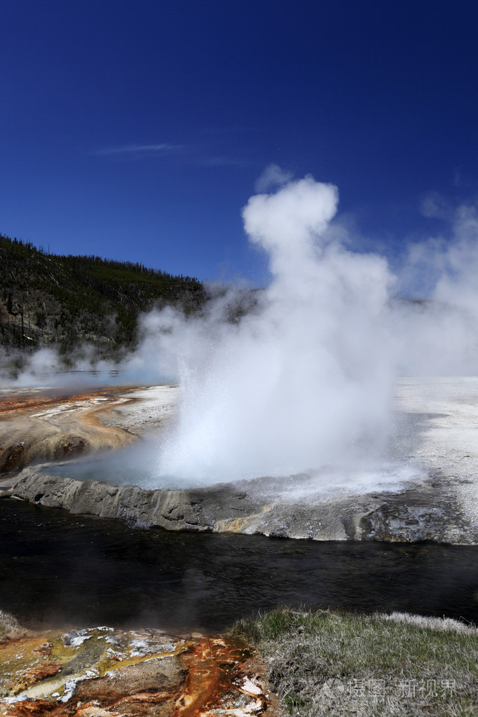 在黄石公园的间歇泉与深蓝色的天空
