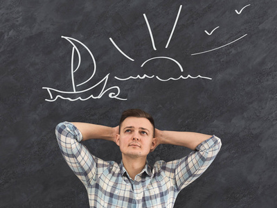 一个年轻人梦想着在海边度假照片