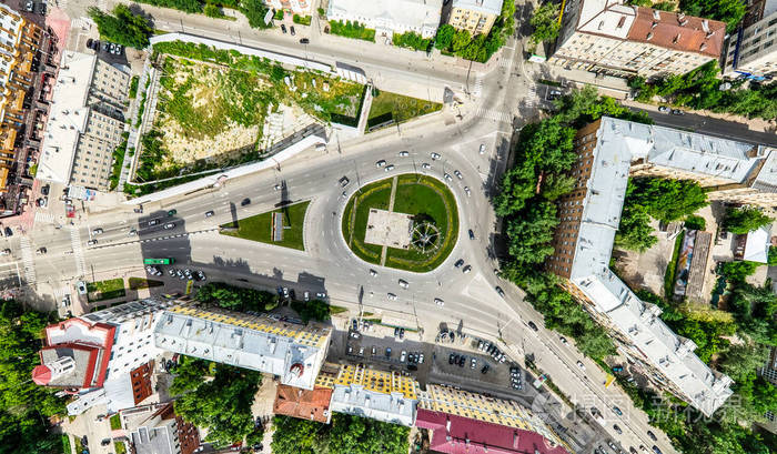 与空中城市景观, 十字路口, 道路, 房屋, 建筑物, 公园及停车场.