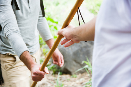 帮助另一根棍子给徒步旅行的人