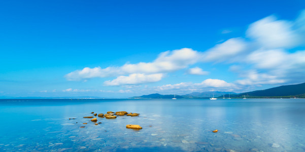 在海景湾的岩石。蓬塔 ala，托斯卡纳，意大利