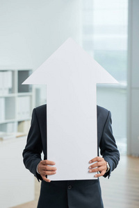 以箭头显示市场指标的商人肖像, 站在办公室和覆盖面的时候举着箭头