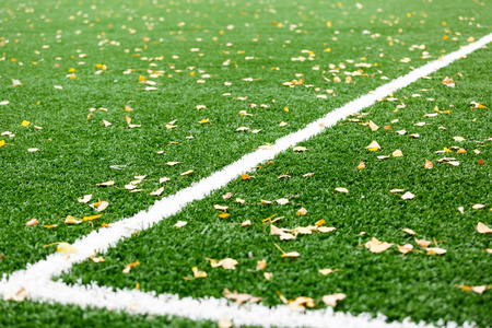 白条绿色人造草坪草足球运动场与白条纹线.