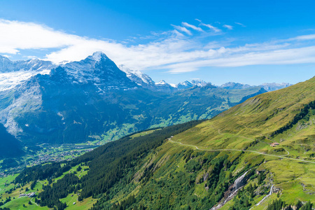 格林德沃村庄与阿尔卑斯山和蓝色天空在瑞士
