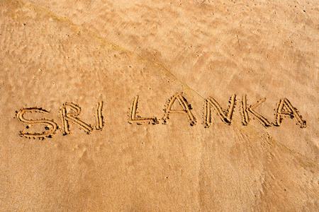 斯里兰卡写在沙滩上。热带度假理念