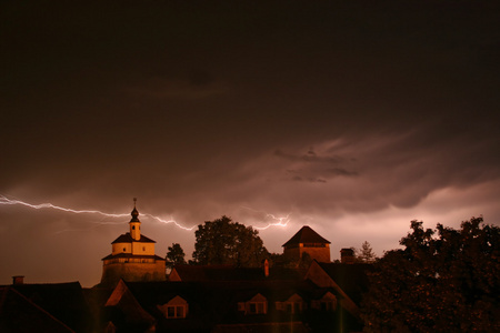令人害怕的闪电在暴风雨中闪电照片