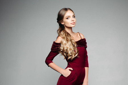 头与肩膀美丽的女士与长波浪形的头发在波尔多整体与毛皮裸露的肩膀