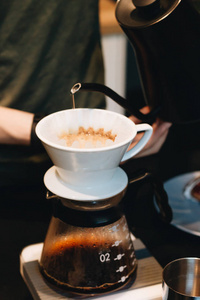 一杯美味的咖啡和复古风格的咖啡机, 特写