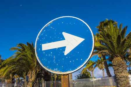 streetsign 带到右侧的箭头