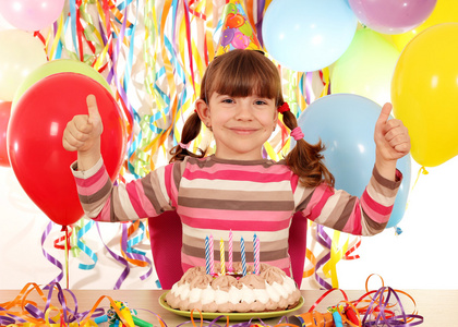 快乐的小女孩，用大拇指的生日聚会