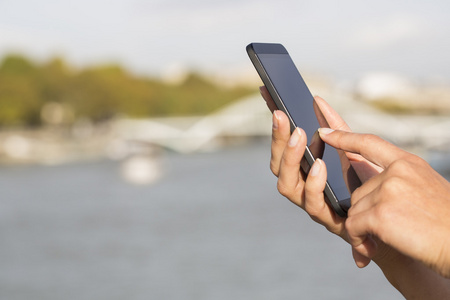 环境使用在工作环境中使用她的智能手机的女商人照片