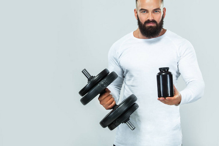 肌肉健身运动的人与一罐运动营养蛋白质, 增和酪蛋白
