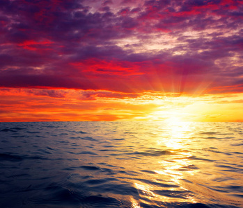 蓝色的大海和日落的太阳