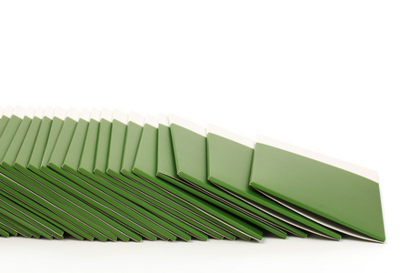 许多绿色文件夹上白色隔离