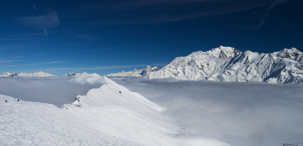 勃朗峰大规模冬季，云的全景视图