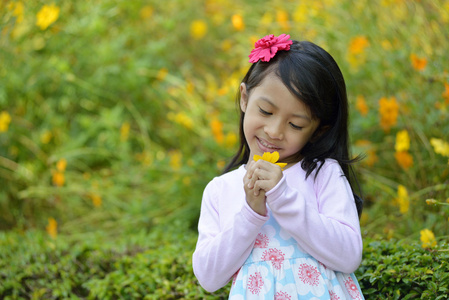 小女孩举行花图片