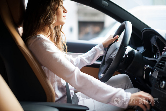 女人开车她的车
