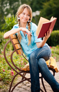 美丽的年轻学生的女孩阅读书