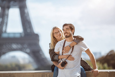 巴黎埃菲尔铁塔浪漫情侣拥抱接吻在埃菲尔铁塔前, 巴黎, 法国