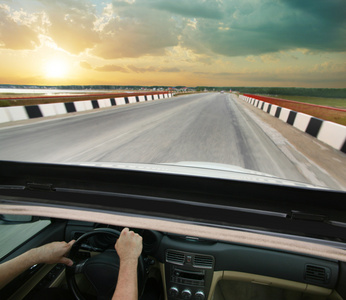 汽车开在国家的道路上照片