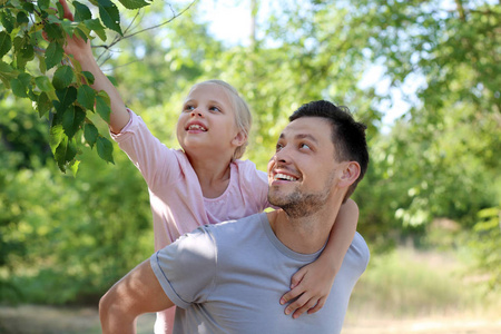 快乐的人与他的小女儿在公园里