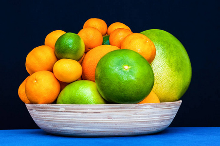 有柑橘的盘子。橘子橘子葡萄柚酸橙和柚子水果