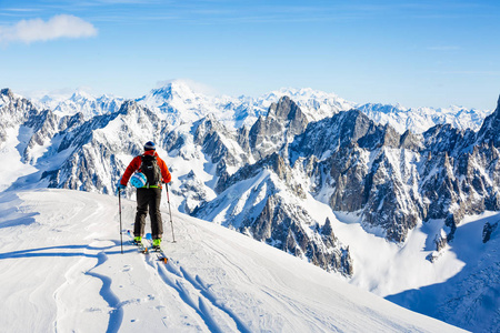 Skitouring 与瑞士著名的山脉在美丽的冬季粉末雪阿尔卑斯山的惊人景色