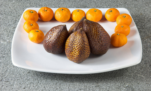 萨拉克水果和柑橘普通话在白板上