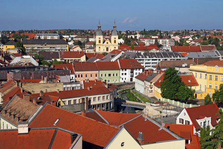 多彩的旧建筑和教堂的城市景观 Eger 匈牙利