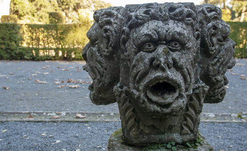 三面头雕塑在意大利花园的冲洗别墅兰特巴格尼亚, 维泰博。意大利拉齐奥