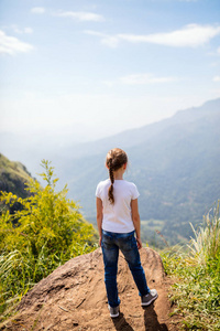 小女孩享受惊险的意见山和茶园从小亚当斯峰在艾拉斯里兰卡