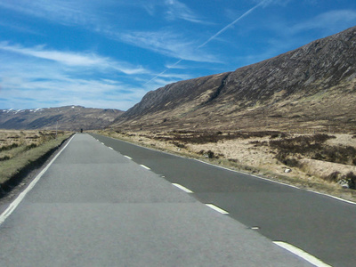 高原 Scotland 山景观, 沥青路, 蓝多云的天空