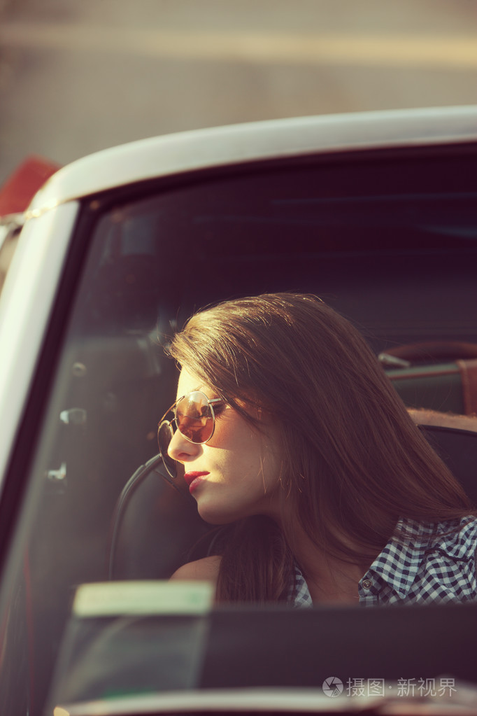 女人睡在一辆敞篷车