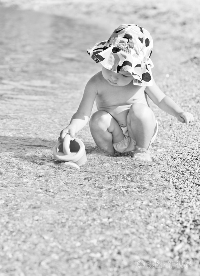 在海滩上玩的可爱的小宝贝