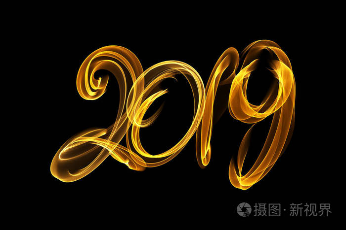 新年快乐2019独立数字文字用火火焰或烟雾写在黑色背景上
