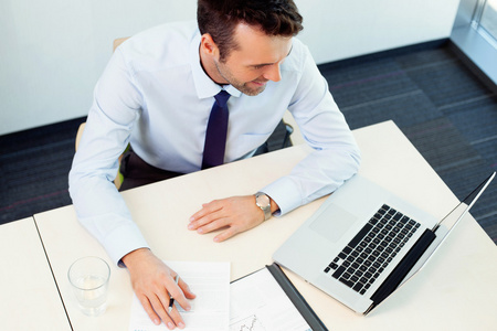 忙碌的人在办公室里工作照片