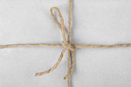 用蝴蝶结绑在包装纸上的绳子