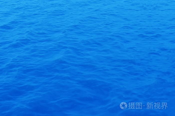 蓝色的水表面