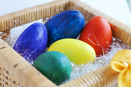在篮子里的复活节彩蛋