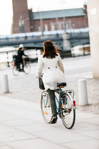 骑自行车的人在城市的女人